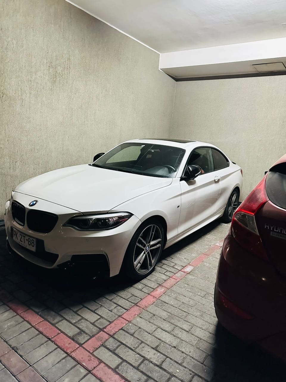 BMW Serie 2 con polarizado, estacionamiento