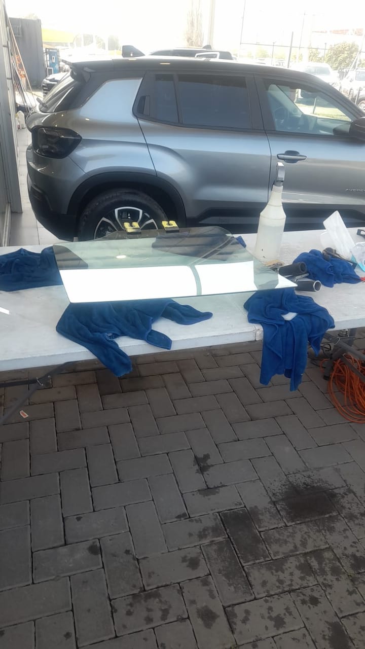 Vidrio preparado sobre mesa para aplicación de lámina